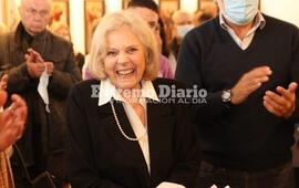 Imagen de Se present&oacute; la muestra art&iacute;stica "Vida...Colores y Pinceles" de  Elva Rosa Ramacciotti