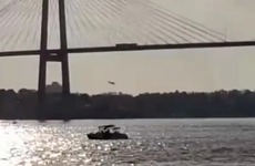 Imagen de Suspenden por 30 días al piloto que pasó con una avioneta por debajo del puente a Victoria