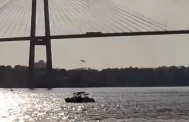 Imagen de Suspenden por 30 d&iacute;as al piloto que pas&oacute; con una avioneta por debajo del puente a Victoria