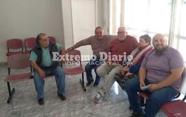 El responsable de PAMI Arroyo Seco Juli&aacute;n Polinesi junto a los jubilados autoconvocados