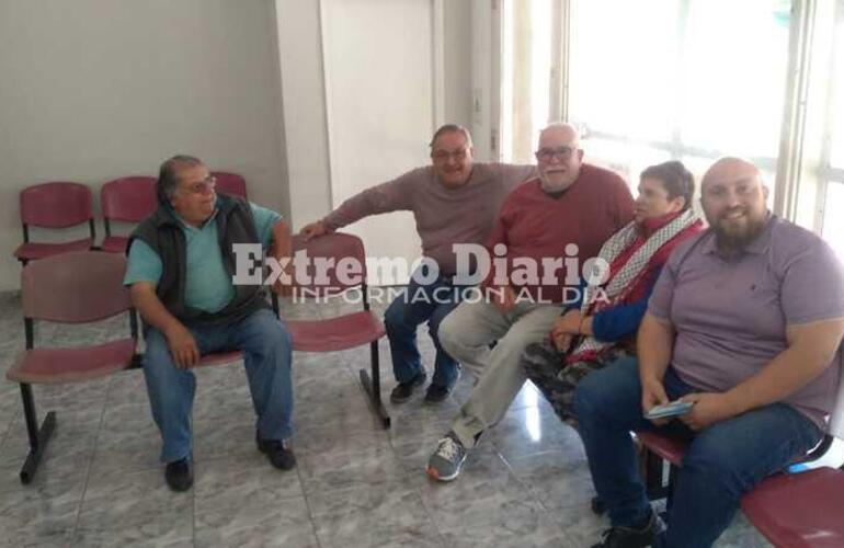El responsable de PAMI Arroyo Seco Julián Polinesi junto a los jubilados autoconvocados