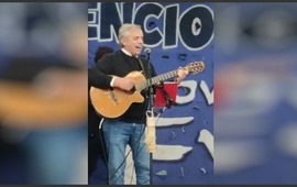 El presidente Alberto Fern&aacute;ndez acompa&ntilde;&oacute; a uno de los fundadores m&aacute;s destacados del rock nacional en su presentaci&oacute;n frente a cientos de militantes.