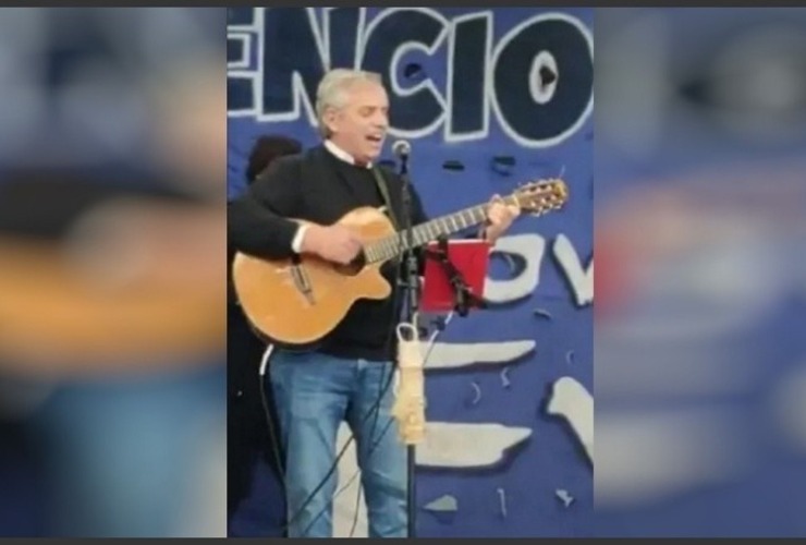 El presidente Alberto Fernández acompañó a uno de los fundadores más destacados del rock nacional en su presentación frente a cientos de militantes.