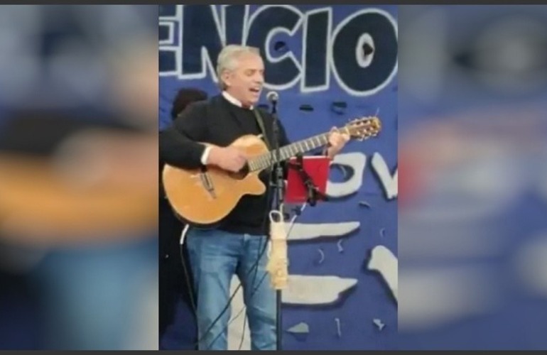 El presidente Alberto Fernández acompañó a uno de los fundadores más destacados del rock nacional en su presentación frente a cientos de militantes.