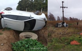 Imagen de Desbarataron una fiesta en un campo: conductor huy&oacute; en un auto y volc&oacute;