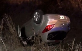 El Nissan Tiida qued&oacute; con las ruedas para arriba pero sin consecuencias mayores. (imagen El Tres)