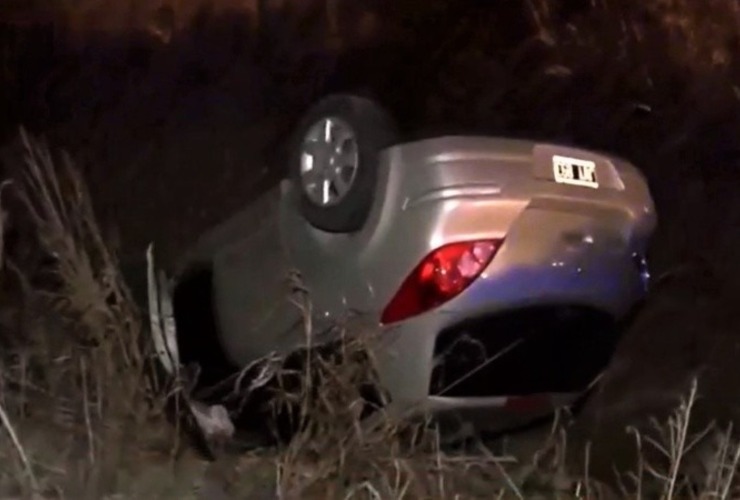 El Nissan Tiida quedó con las ruedas para arriba pero sin consecuencias mayores. (imagen El Tres)