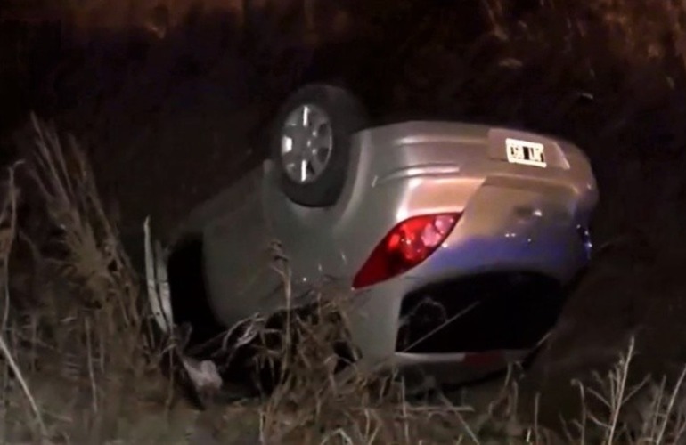 El Nissan Tiida quedó con las ruedas para arriba pero sin consecuencias mayores. (imagen El Tres)