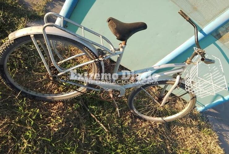 La bicicleta es el único medio de transporte para el vecino damnificado.