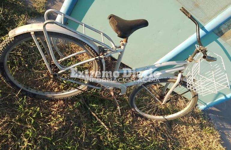 La bicicleta es el único medio de transporte para el vecino damnificado.