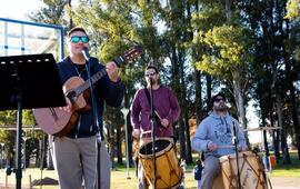 Artistas locales acompa&ntilde;aron la propuesta.