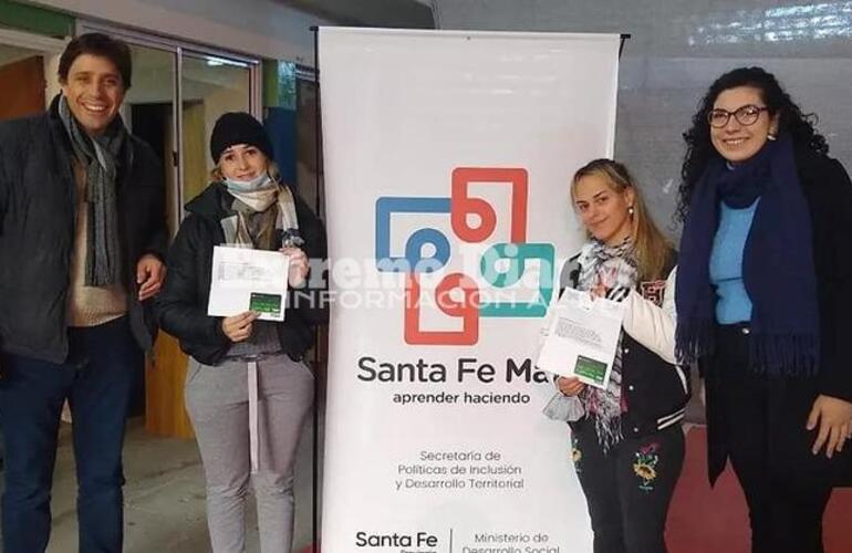 Imagen de La Comuna de Fighiera entregó tarjetas de cobro a beneficiarios del Programa Santa Fe Más