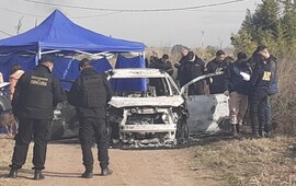 Imagen de Mujer acribillada de 7 tiros junto a un auto incinerado