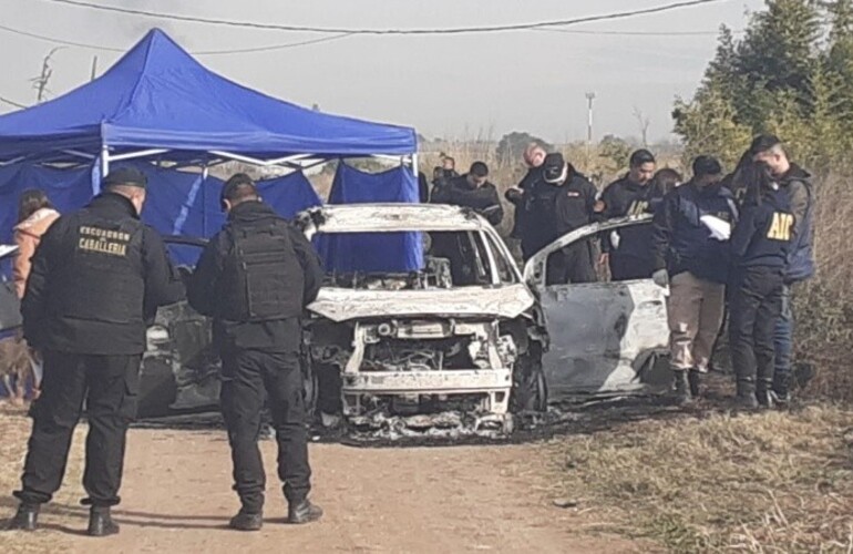 Imagen de Mujer acribillada de 7 tiros junto a un auto incinerado