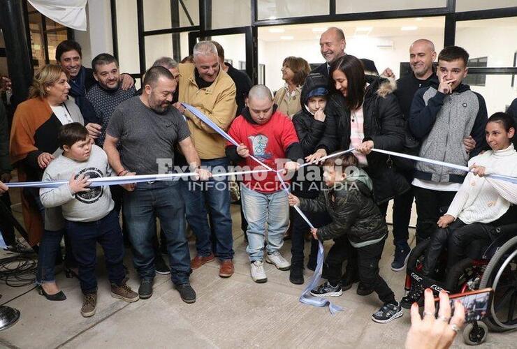 Imagen de Con la presencia de Omar Perotti se inauguró la tercera etapa del Complejo Integral Los Tiburones