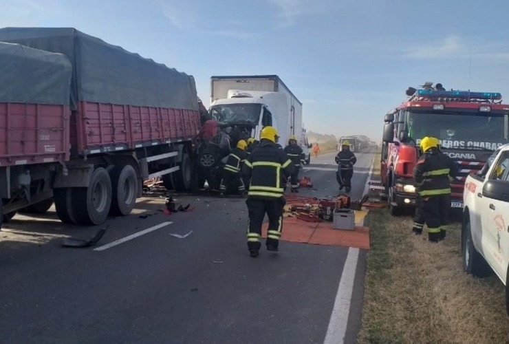 Imagen de Un camión chocó y aplastó a dos autos en la ruta 33: hay tres fallecidos, entre ellos un chico