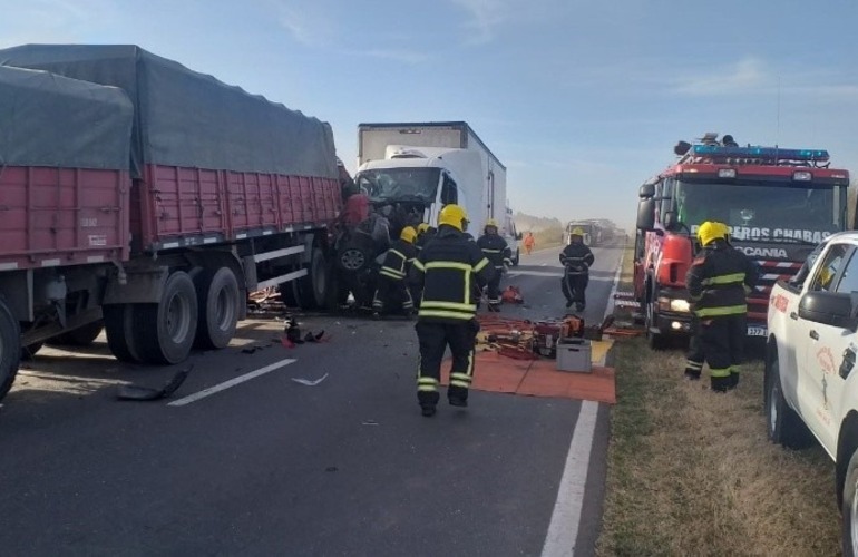 Imagen de Un camión chocó y aplastó a dos autos en la ruta 33: hay tres fallecidos, entre ellos un chico