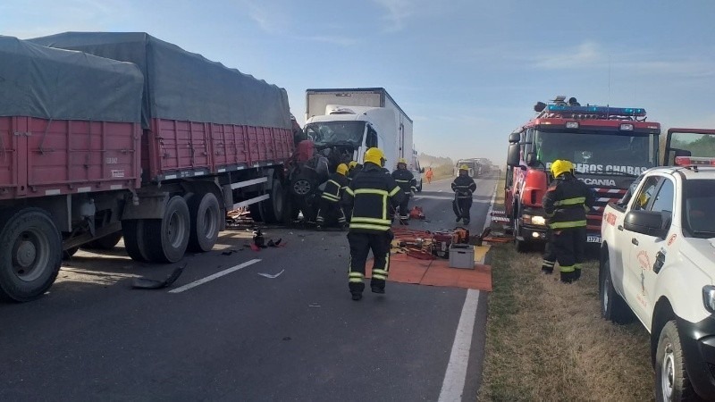 Imagen de Un cami&oacute;n choc&oacute; y aplast&oacute; a dos autos en la ruta 33: hay tres fallecidos, entre ellos un chico
