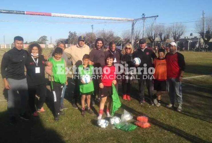 Imagen de La Comuna de Fighiera entregó utilería a los clubes de la localidad