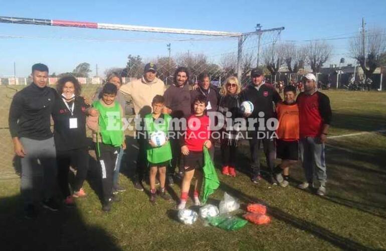 Imagen de La Comuna de Fighiera entregó utilería a los clubes de la localidad