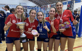 Lola Tiz&oacute;n, de camiseta azul, jug&oacute; de Libero y fue de las mejores.