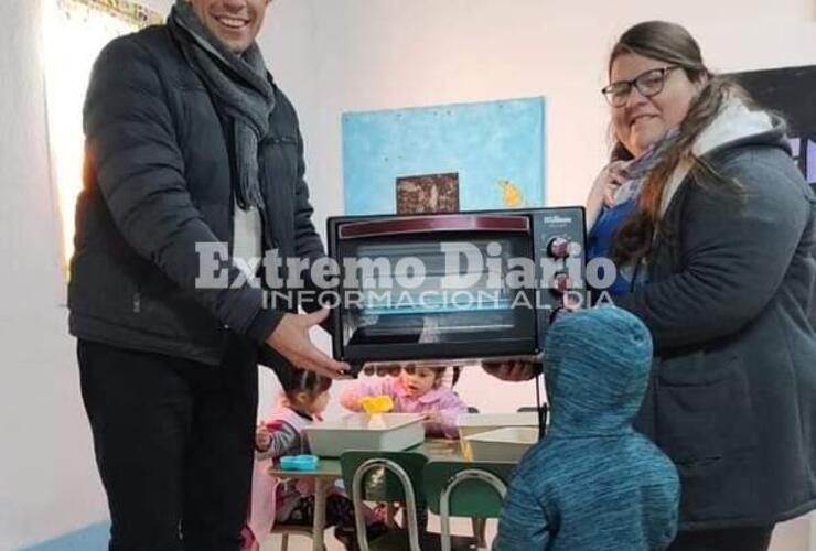 Imagen de La Comuna donó un horno eléctrico al Jardin "Pajaritos a Volar"