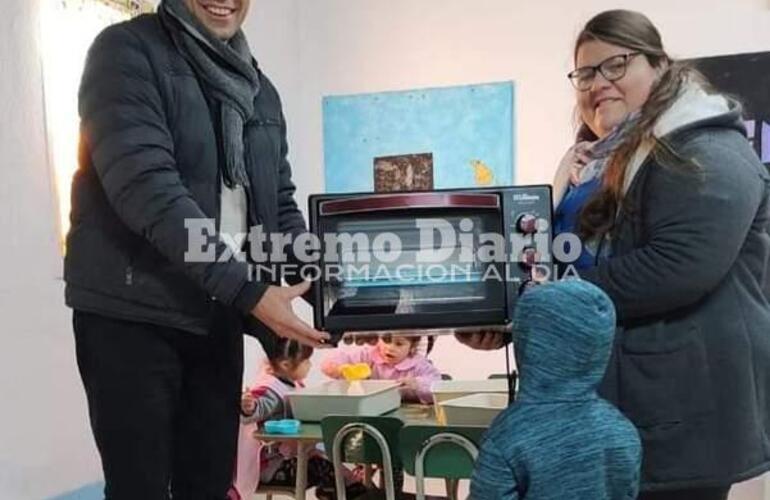 Imagen de La Comuna don&oacute; un horno el&eacute;ctrico al Jardin "Pajaritos a Volar"
