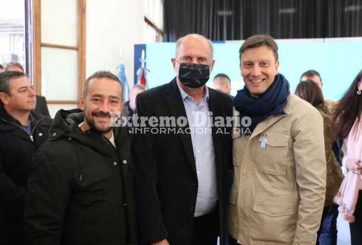 Imagen de Lucas Zanchetta y Silvestre Mendoza junto a Omar Perotti en la presentación del programa "Plan Renovable"