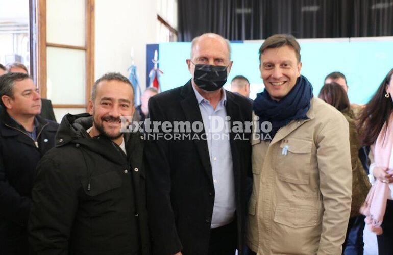 Imagen de Lucas Zanchetta y Silvestre Mendoza junto a Omar Perotti en la presentación del programa "Plan Renovable"