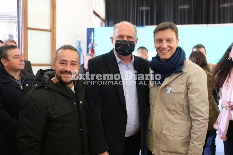 Imagen de Lucas Zanchetta y Silvestre Mendoza junto a Omar Perotti en la presentaci&oacute;n del programa "Plan Renovable"