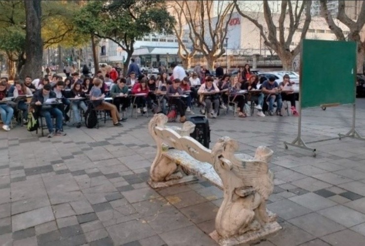 Otra clase pública al aire libre en el marco de un conflicto. (archivo Rosario3)