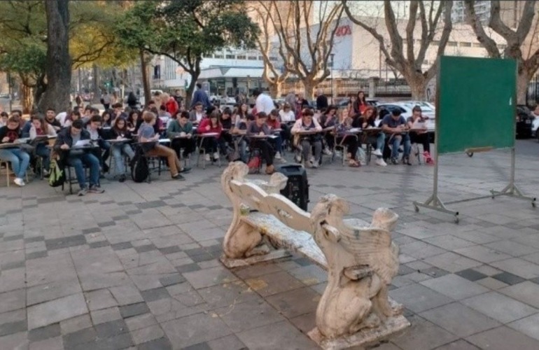 Otra clase pública al aire libre en el marco de un conflicto. (archivo Rosario3)