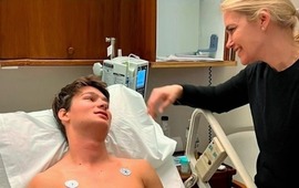 La modelo y su hijo se mostraron desde Buenos Aires, luego de la intervenci&oacute;n.