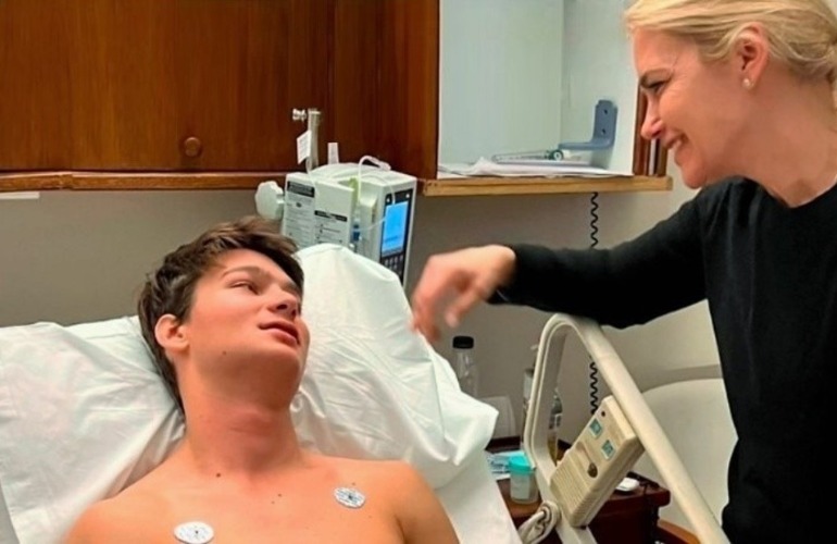 La modelo y su hijo se mostraron desde Buenos Aires, luego de la intervenci&oacute;n.