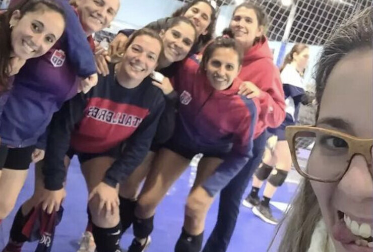 Imagen de El Maxi "A" Femenino del C.A.T ganó y se mantuvo en la A de la Unión Rosarina de Maxi Voley