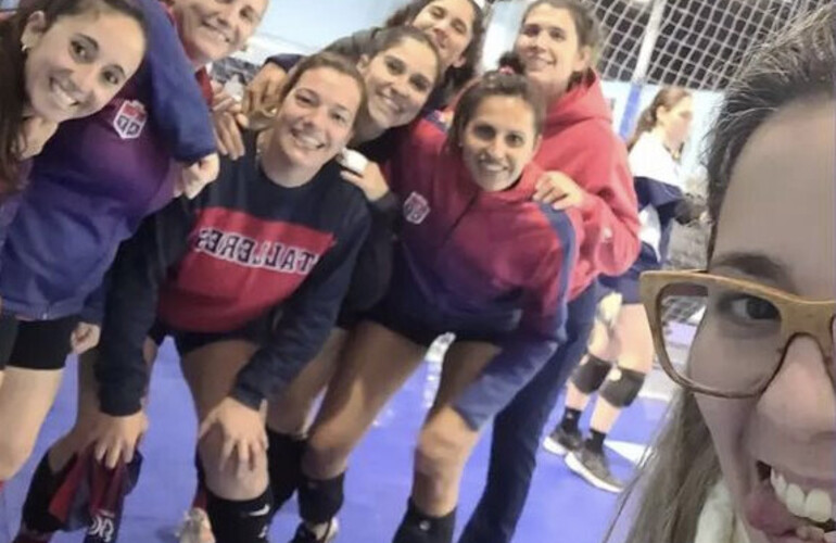 Imagen de El Maxi "A" Femenino del C.A.T gan&oacute; y se mantuvo en la A de la Uni&oacute;n Rosarina de Maxi Voley