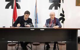 Stangoni junto al decano de la Universidad, Rub&eacute;n Ciccarelli