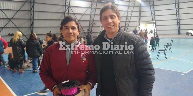 Stangoni y el profesor Gustavo Aroca en la entrega de los juguetes