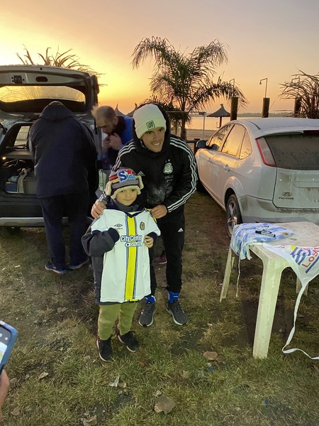 Imagen de Giovanni Lo Celso pas&oacute; una tarde de pesca con amigos en el Club de Pescadores de Fighiera