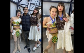 El profesor Flavio Carrizo y sus alumnas en la competencia.