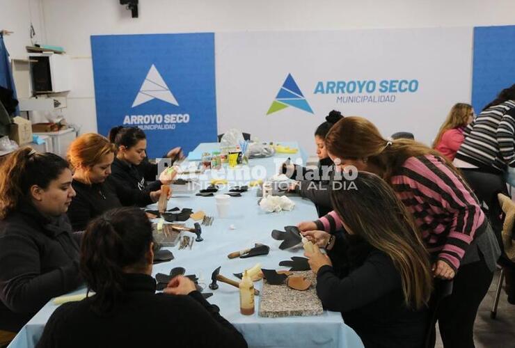 Imagen de Avanza el taller de aparado de calzado en el Centro Cultural