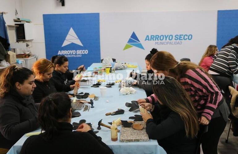 Imagen de Avanza el taller de aparado de calzado en el Centro Cultural