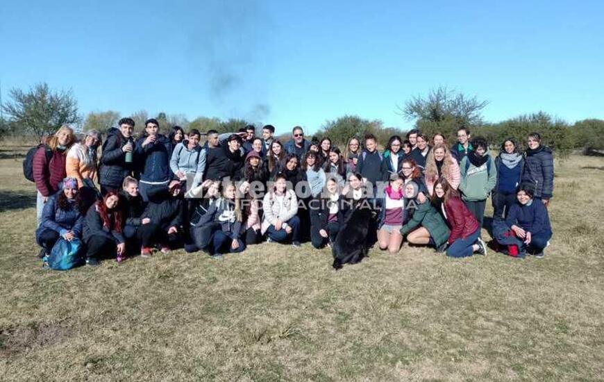 Imagen de Alumnos de la Escuela Santa Mar&iacute;a Goretti realizaron una caminata junto a profesores y al Padre Pedro