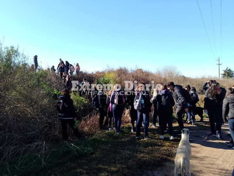Imagen de Alumnos de la Escuela Santa Mar&iacute;a Goretti realizaron una caminata junto a profesores y al Padre Pedro