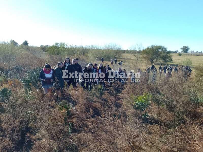 Imagen de Alumnos de la Escuela Santa Mar&iacute;a Goretti realizaron una caminata junto a profesores y al Padre Pedro
