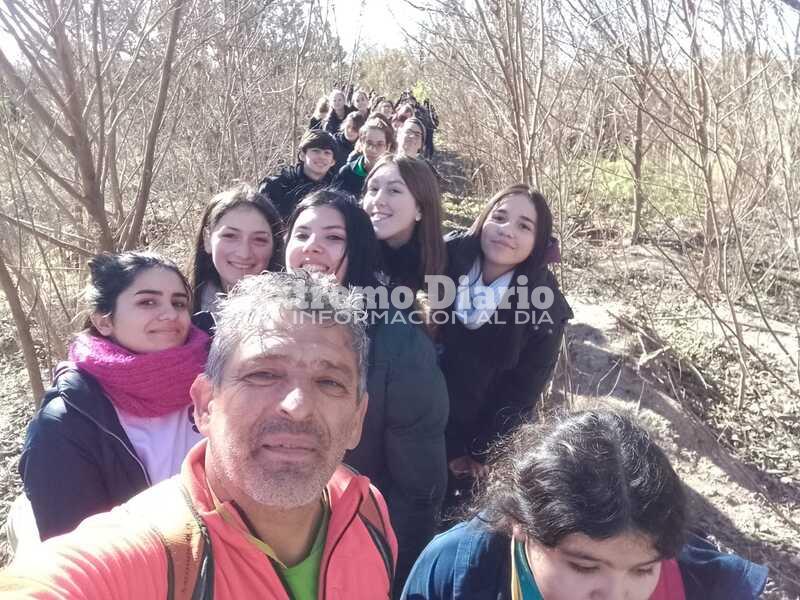 Imagen de Alumnos de la Escuela Santa Mar&iacute;a Goretti realizaron una caminata junto a profesores y al Padre Pedro