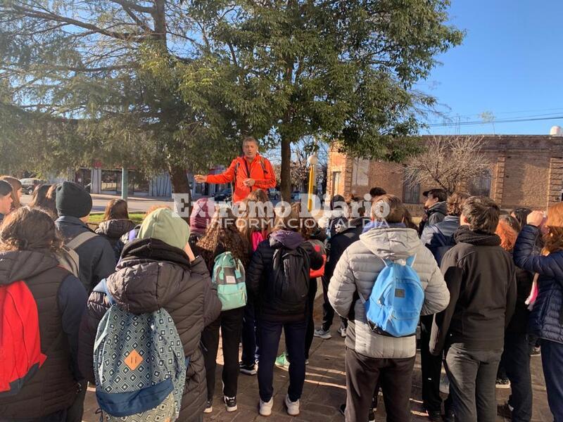 Imagen de Alumnos de la Escuela Santa Mar&iacute;a Goretti realizaron una caminata junto a profesores y al Padre Pedro