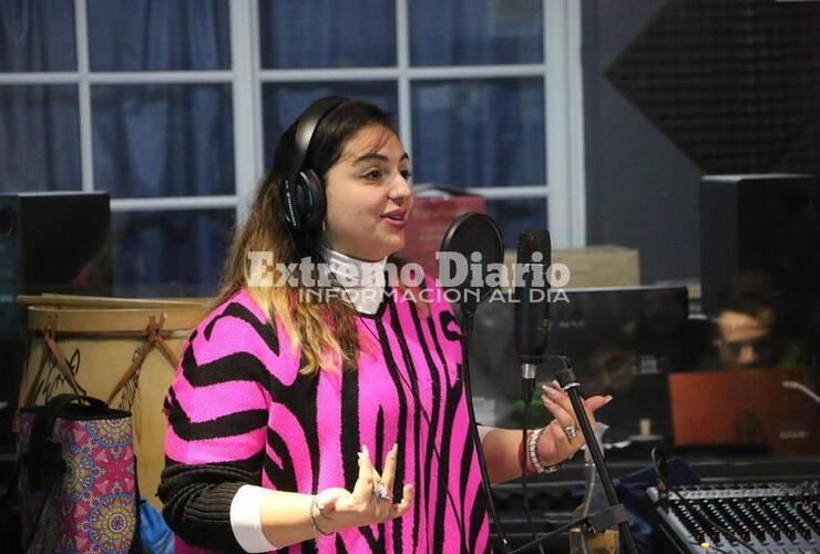 Imagen de La locutora Virginia Ciarniello visitó el taller de "Operador de Radio y Locución" en el Centro Cultural