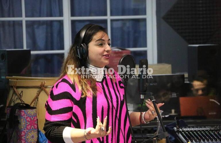 Imagen de La locutora Virginia Ciarniello visitó el taller de "Operador de Radio y Locución" en el Centro Cultural