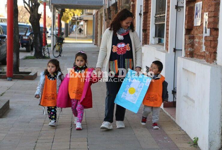 Imagen de Los niños del Centro de Cuidado Infantil Municipal entregaron banderas argentinas en las instituciones locales